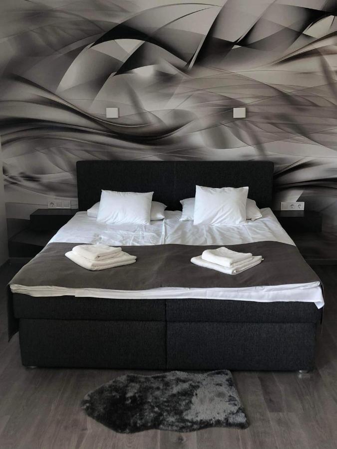Brill Hotel Bekescsaba Buitenkant foto