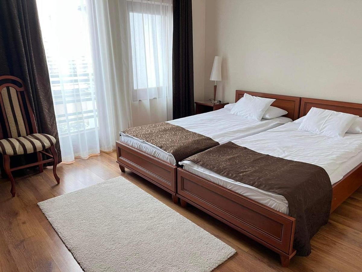 Brill Hotel Bekescsaba Buitenkant foto