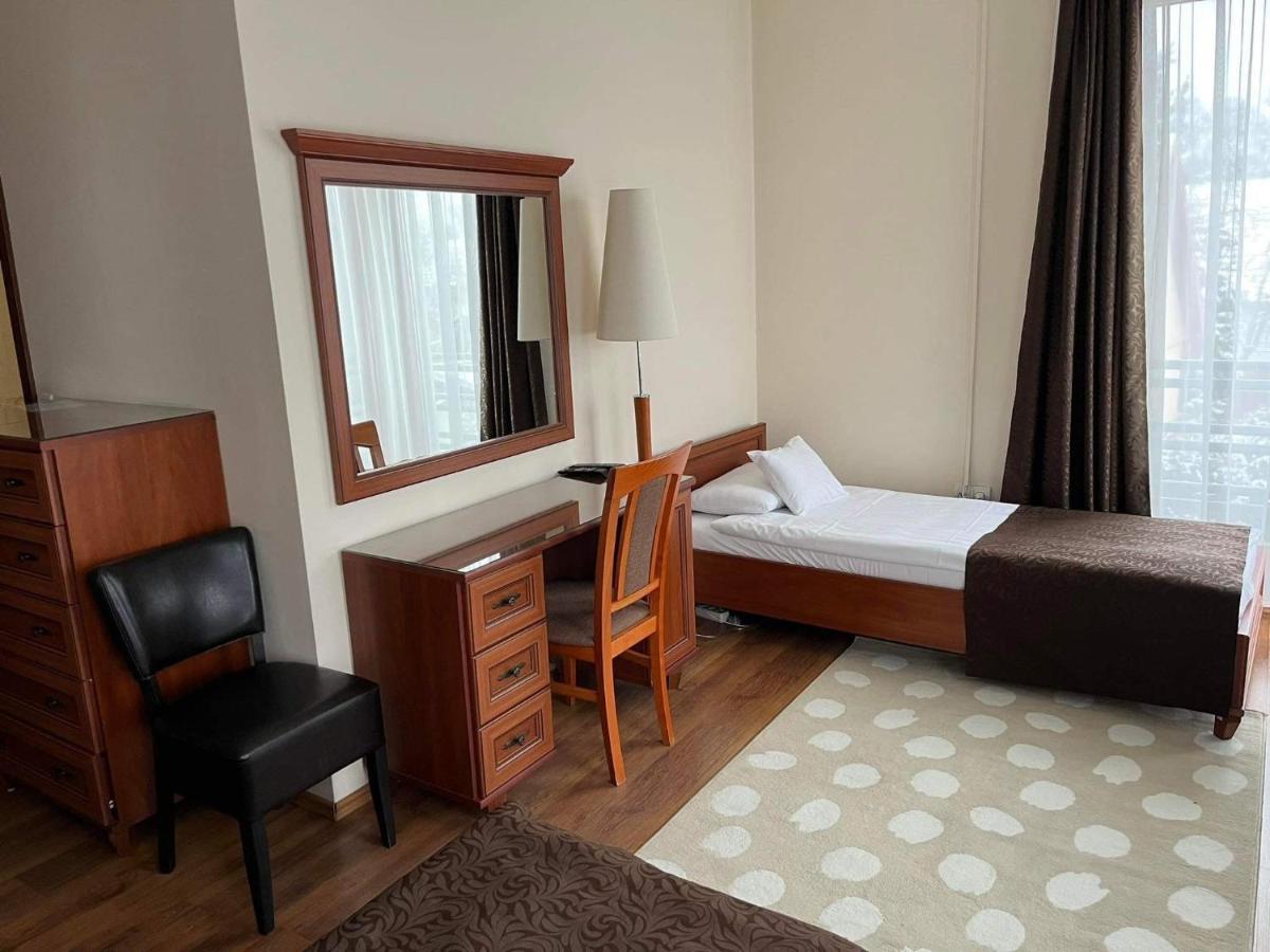 Brill Hotel Bekescsaba Buitenkant foto