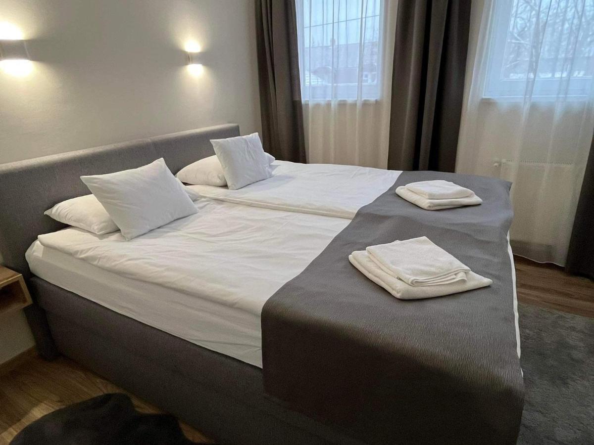 Brill Hotel Bekescsaba Buitenkant foto