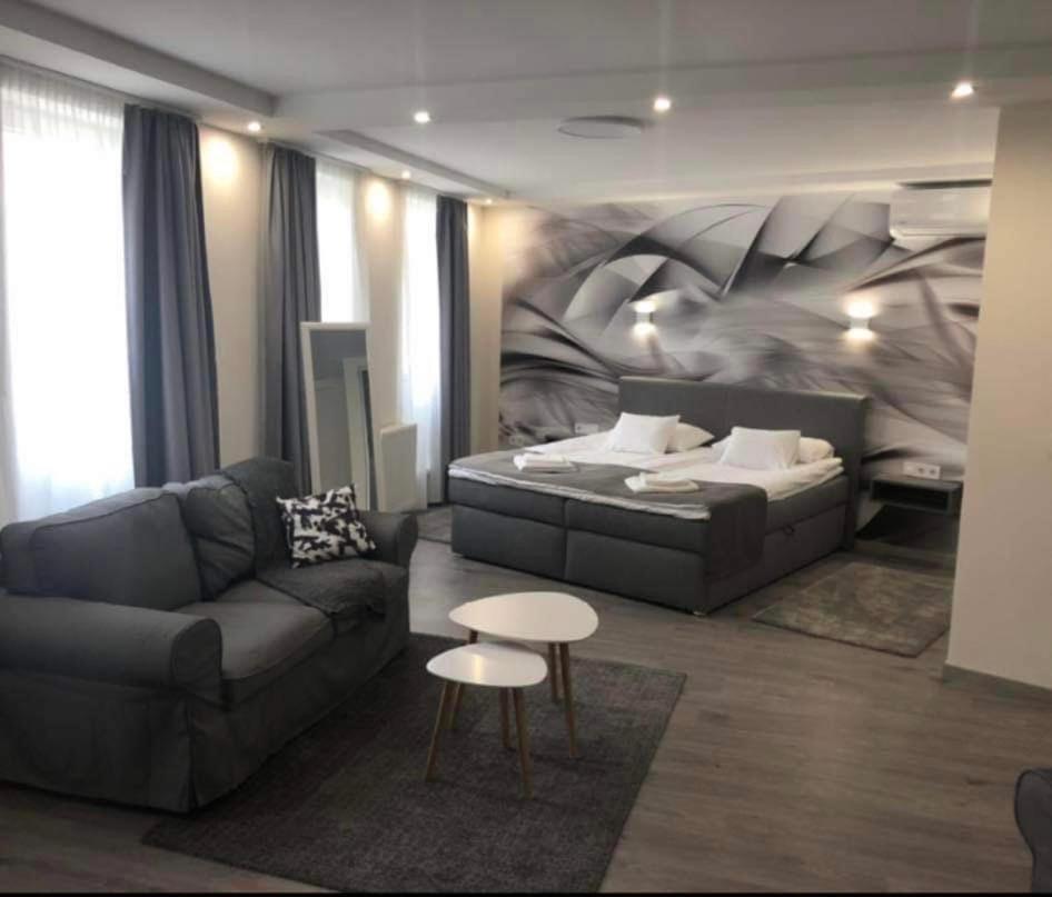 Brill Hotel Bekescsaba Buitenkant foto